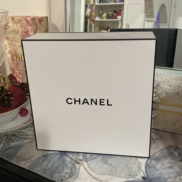 Chanel Gift Bag with Gift Box - Picture 2 of 16